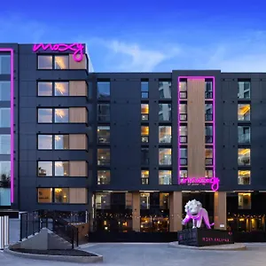 **** Hotel Moxy Downtown Canada